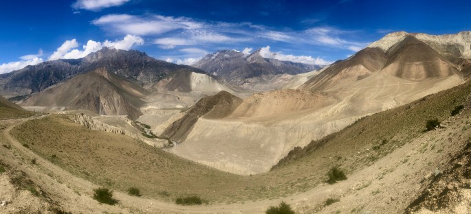 The colors of this area remind me of those in Death Valley, half a globe away.