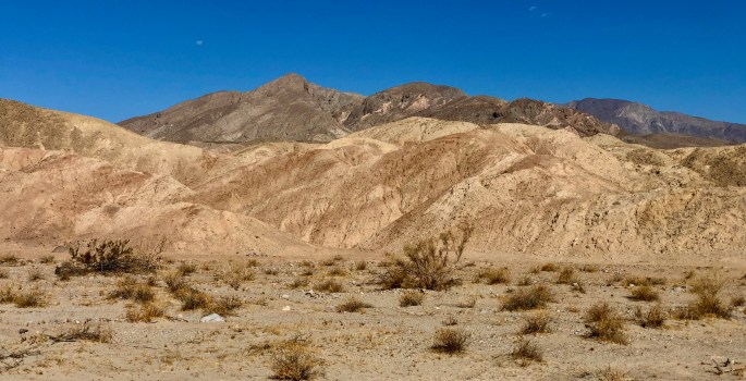 Sometimes the desert shows its splendor for just a few hours of the day
